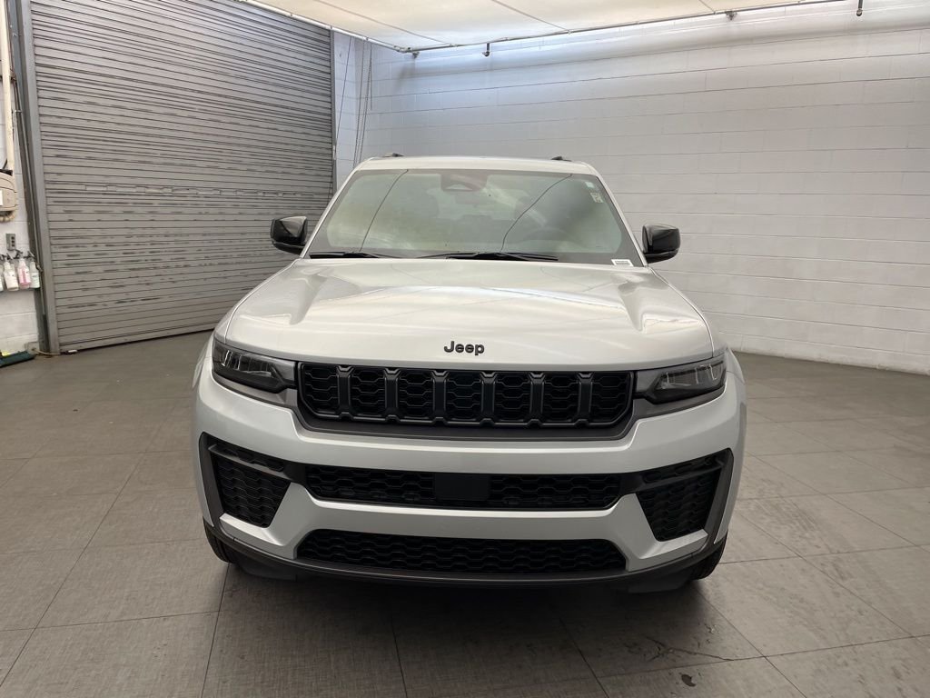 New 2026 Silver Zynith Exterior Paint Jeep Altitude image 6