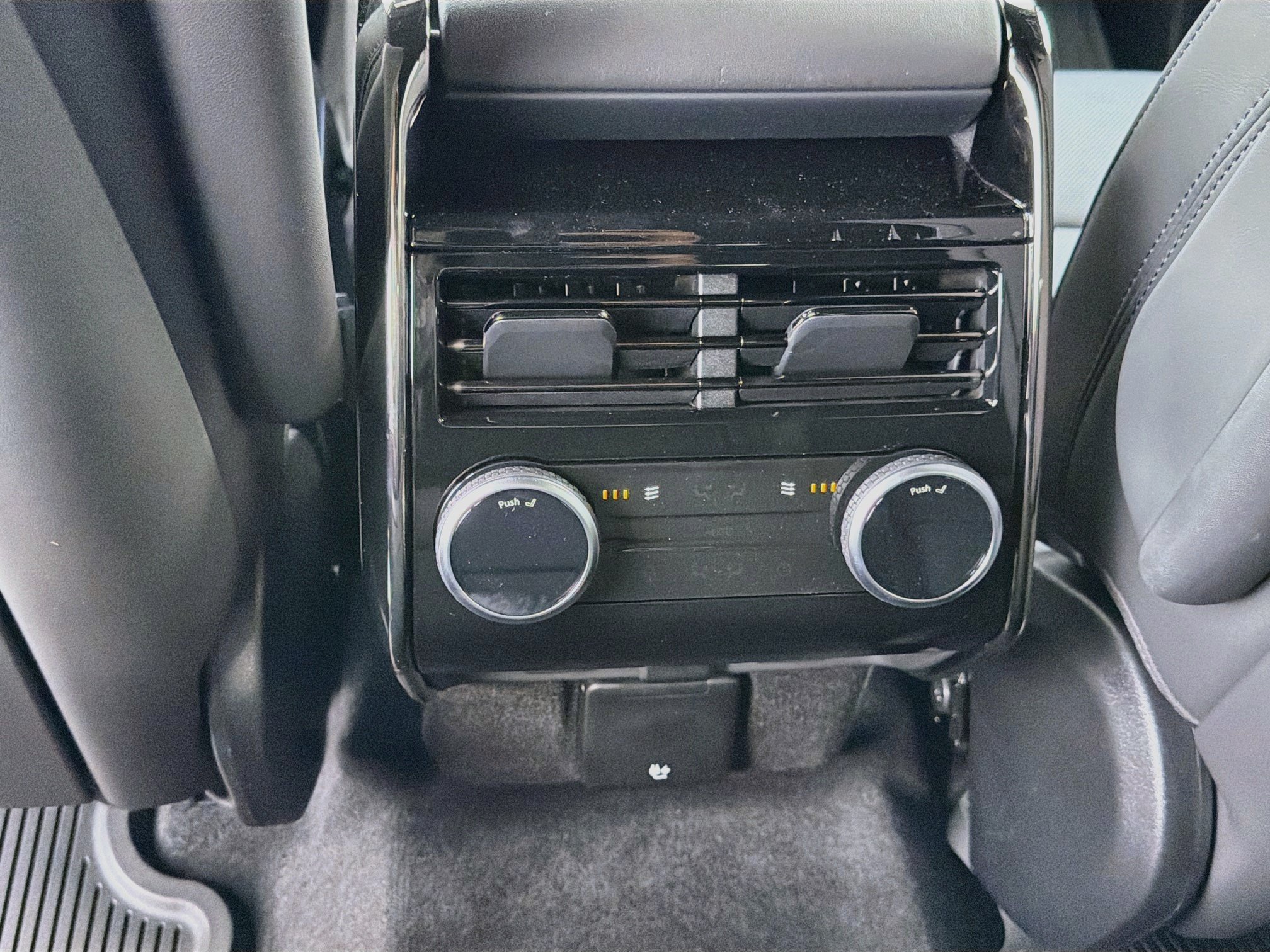 New 2027 Fuji White Land Rover Dynamic SE image 19