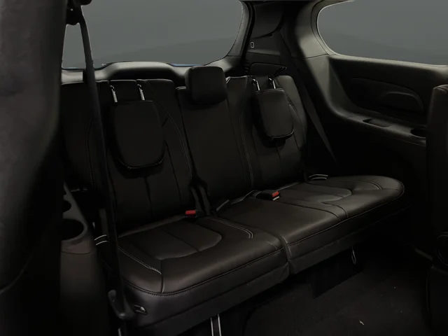 New 2026 Bright White Clear-Coat Exterior Paint Chrysler Select image 33