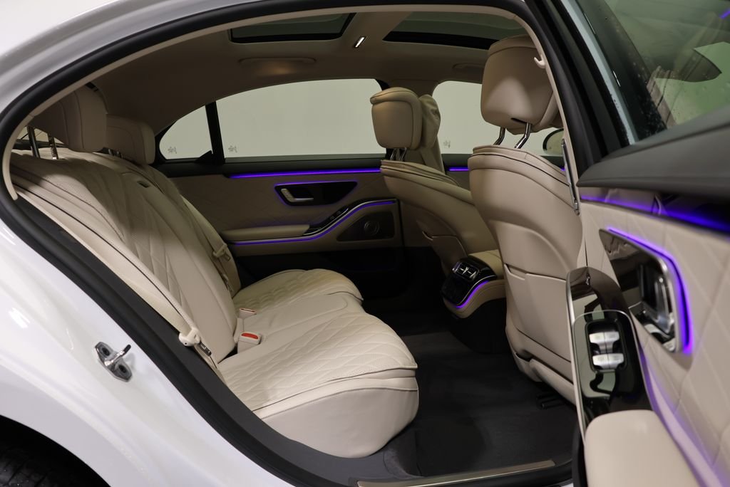 New 2026 MANUFAKTUR Moonlight White Metallic Mercedes-Benz S 580 image 52