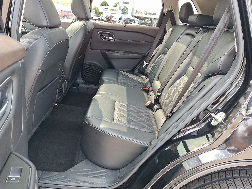 Used 2021 Black Nissan Platinum image 11