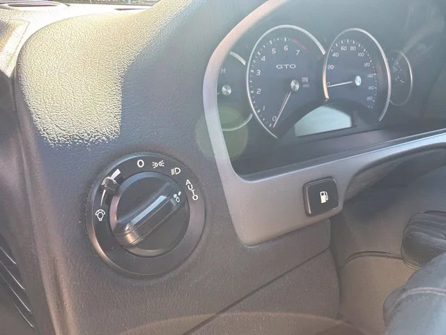 Used 2006 Blue Pontiac Base image 21