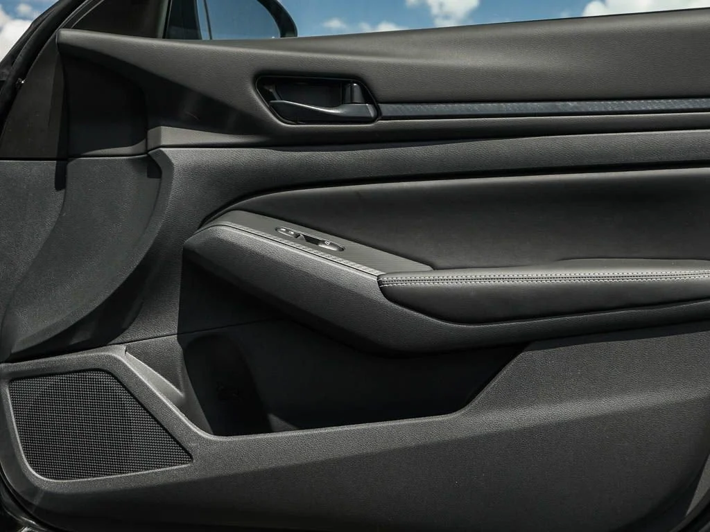 New 2026 Super Black Clearcoat Nissan 2.5 SV image 8