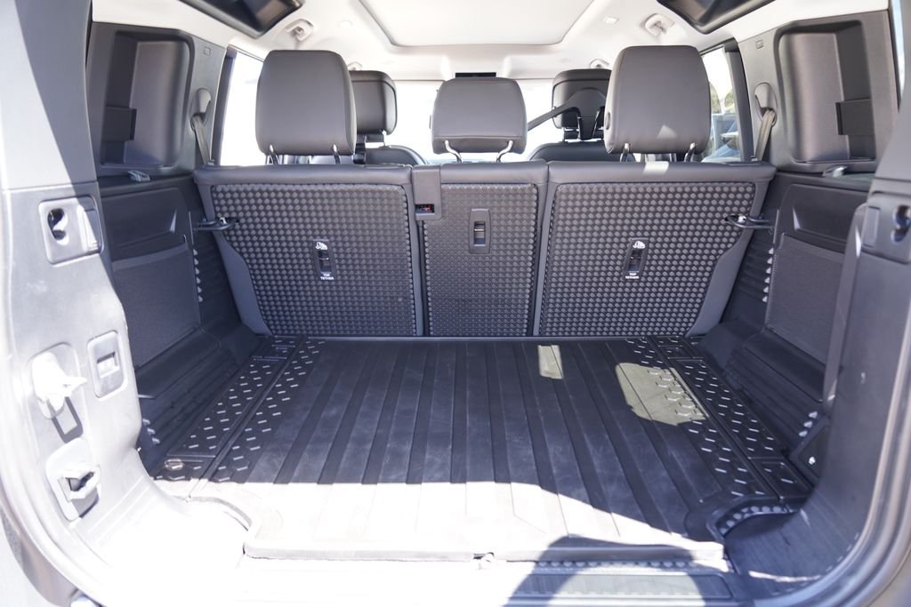 Used 2026 Black Land Rover X-Dynamic SE image 31