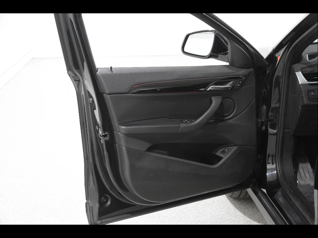 Used 2019 Black Sapphire Metallic BMW xDrive28i image 4