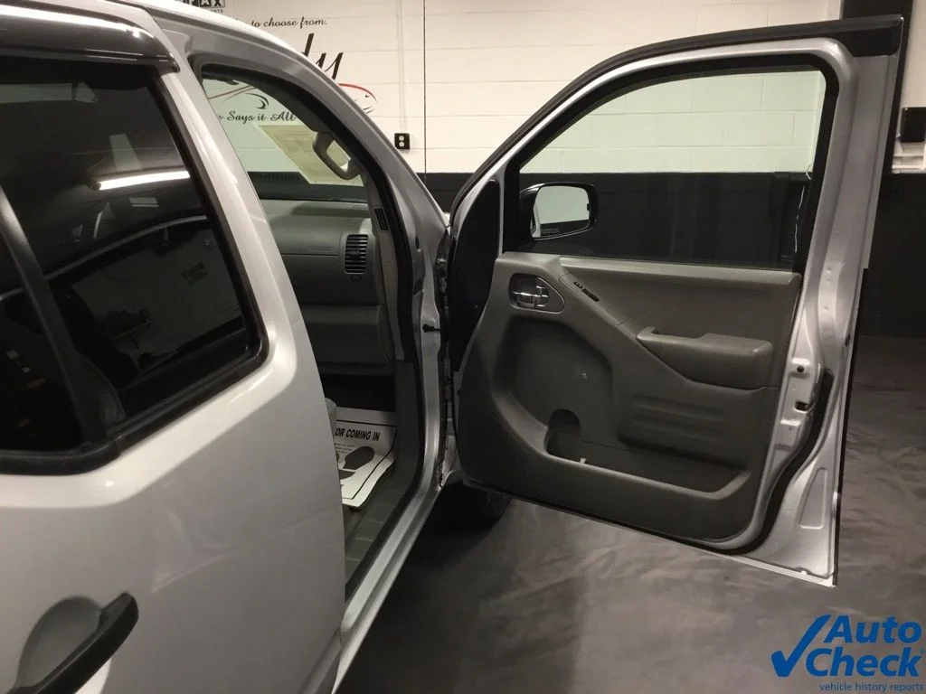 Used 2015 Silver Nissan SV image 38