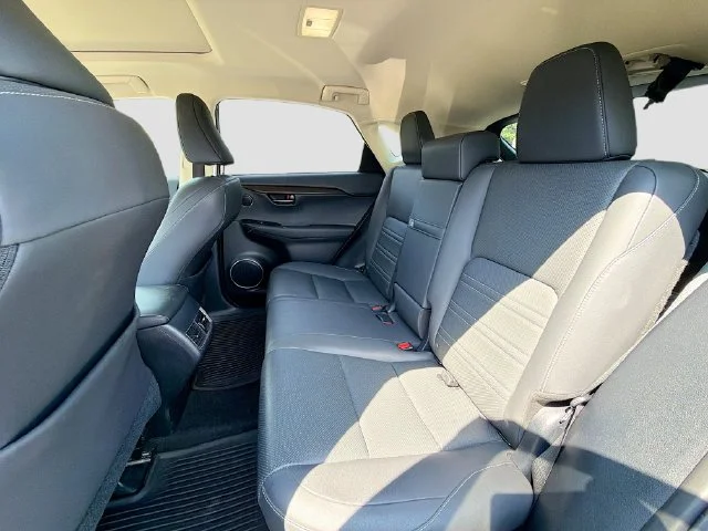 Used 2018  Lexus 300 Base image 19