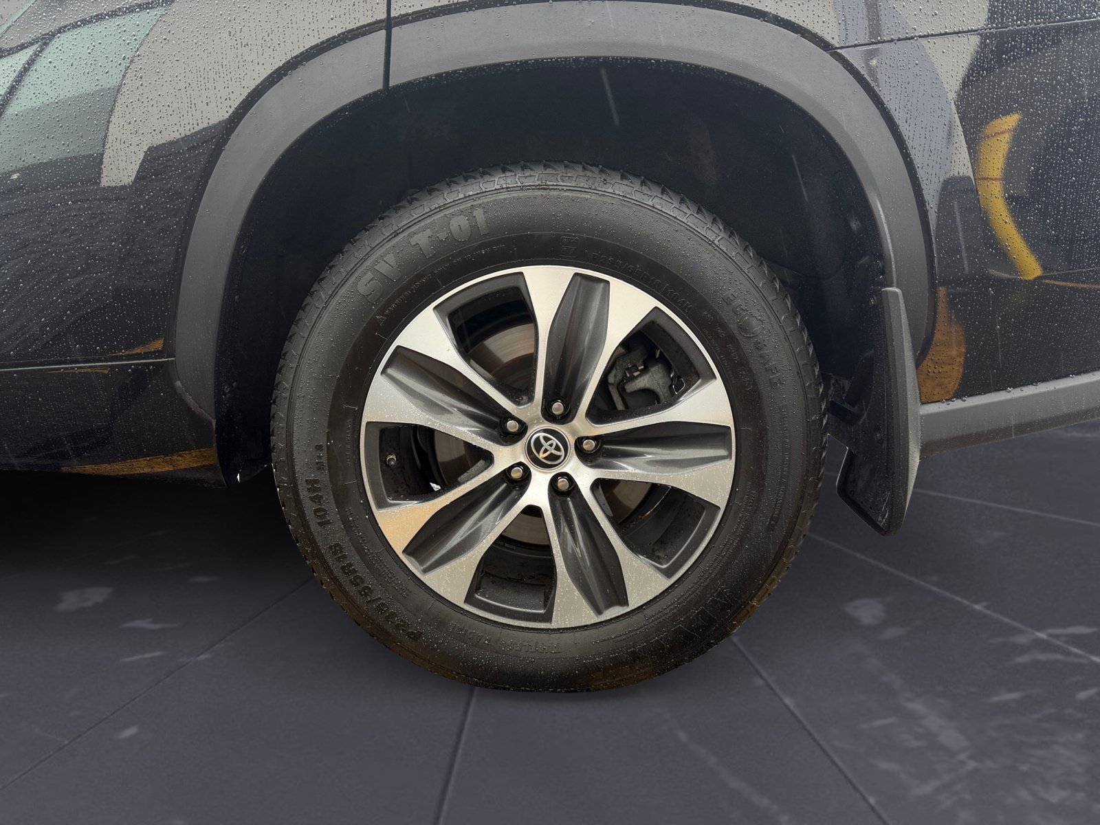 Used 2022 Amber Toyota XLE image 47