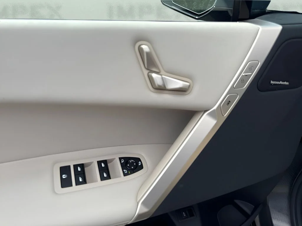 Used 2024 Gray BMW xDrive50 image 19