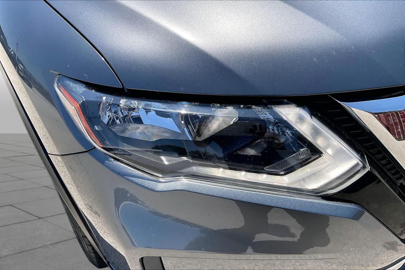Used 2017 Gun Metallic Nissan SL image 26