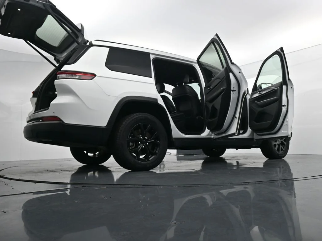 Used 2024 White Jeep Altitude image 39