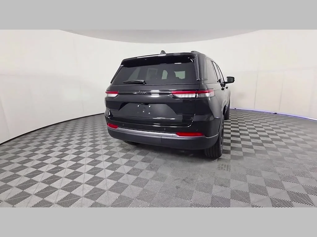 New 2026 Diamond Black Crystal Pearlcoat Jeep Limited image 28