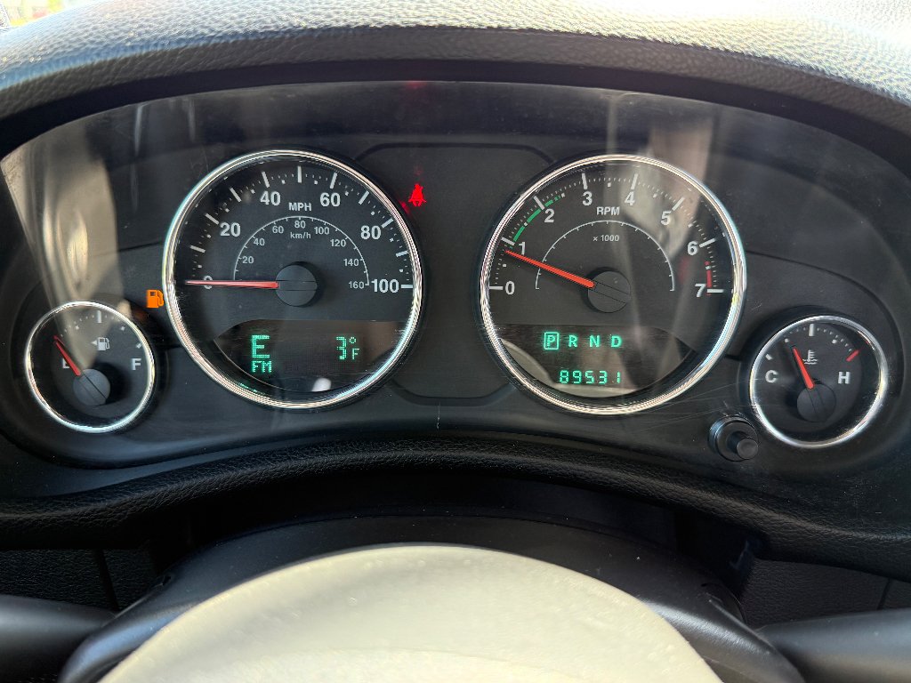 Used 2014 Billet Metallic Clearcoat Jeep Sport image 27