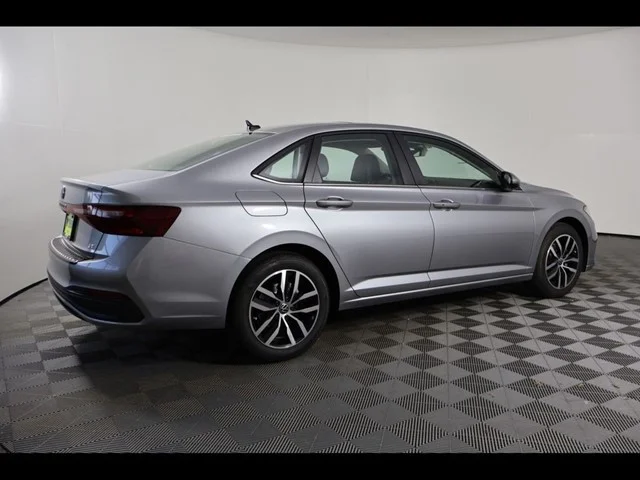 2025 Volkswagen Jetta SE - Photo 6