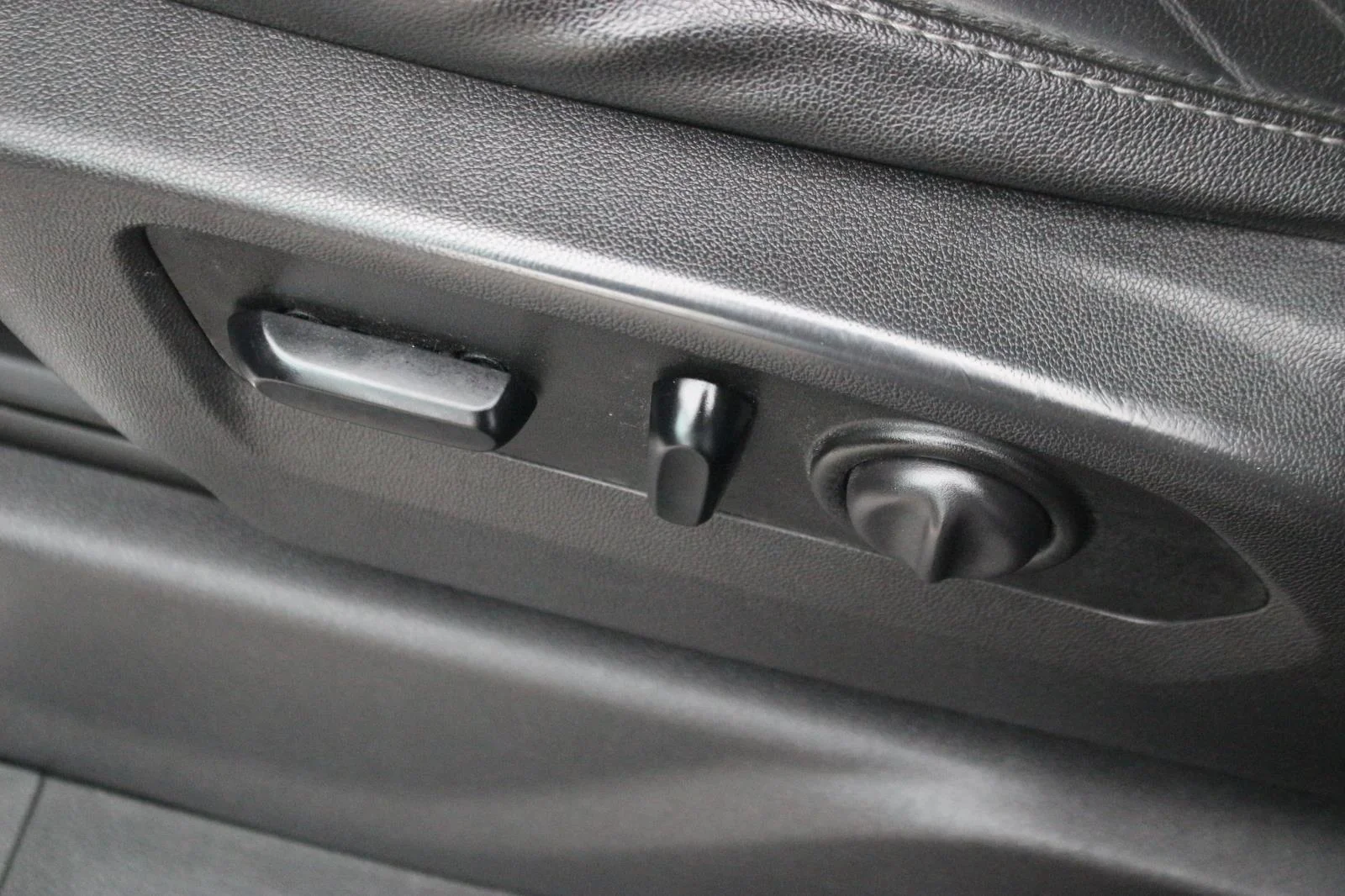 Used 2019 DARK SKY METALLIC GMC SLT image 17