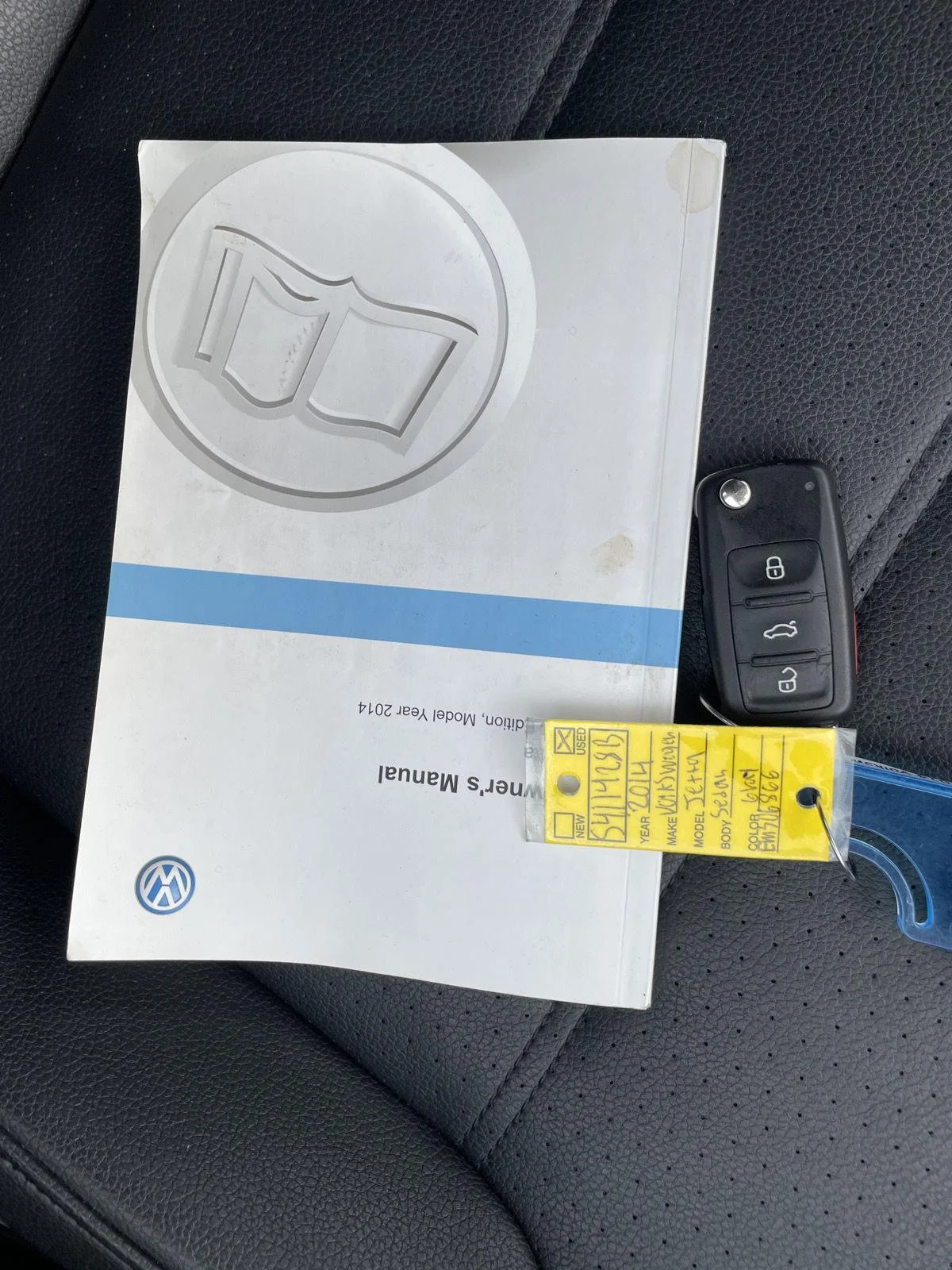 Used 2014 Platinum Gray Metallic Volkswagen SE image 28