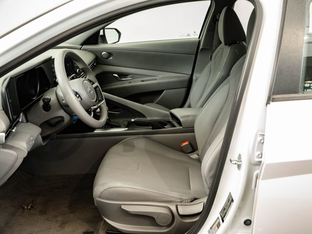 Used 2021 Quartz White Hyundai SE image 20