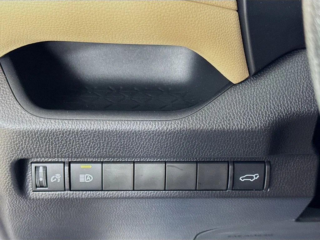 Used 2025  Toyota XLE image 10