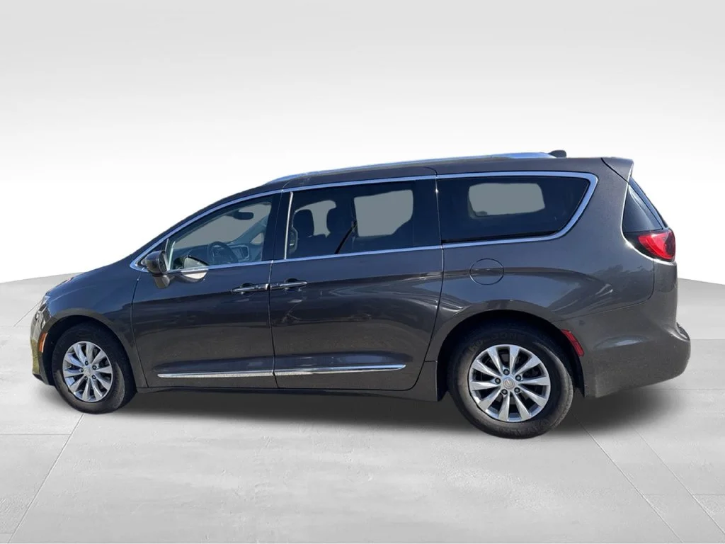 Used 2019 Gray Chrysler Touring L image 10