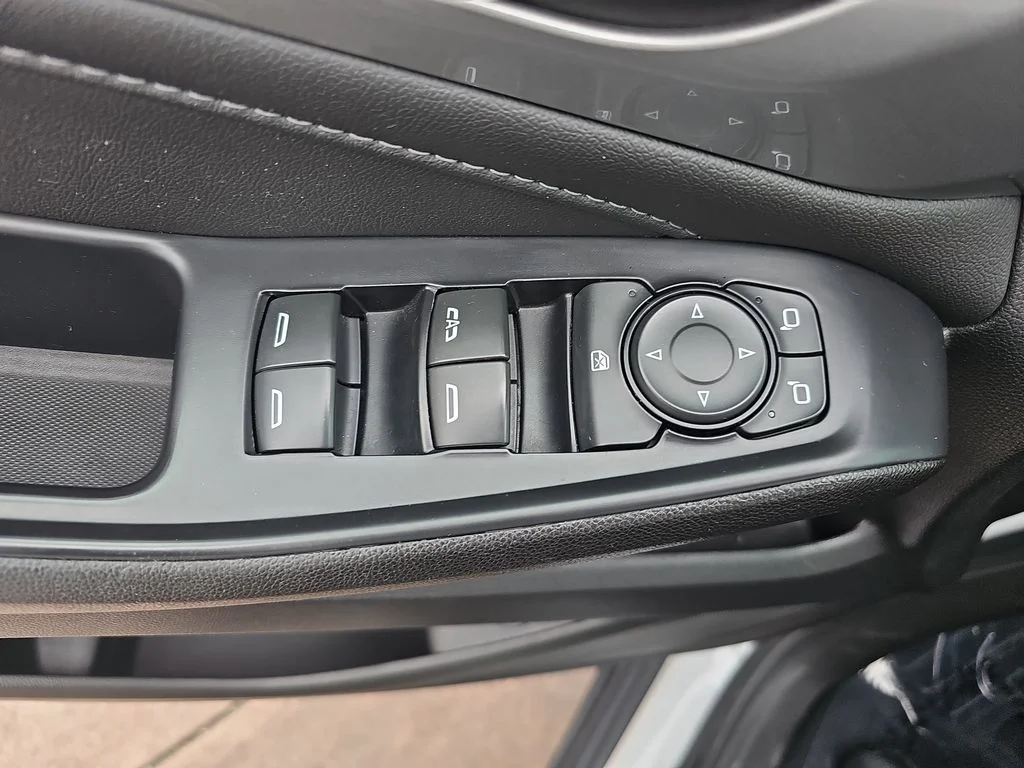 Used 2022 White Chevrolet LT image 29