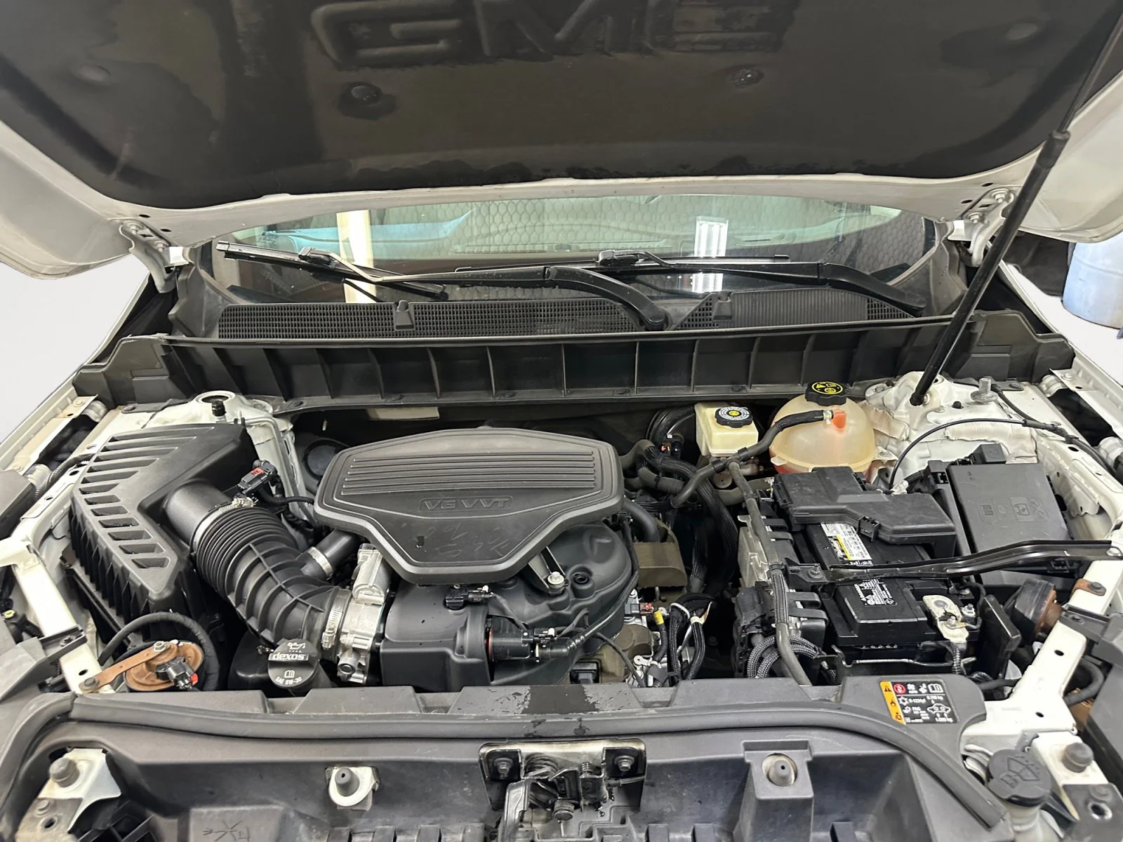 Used 2017 White Frost Tricoat GMC SLT image 32