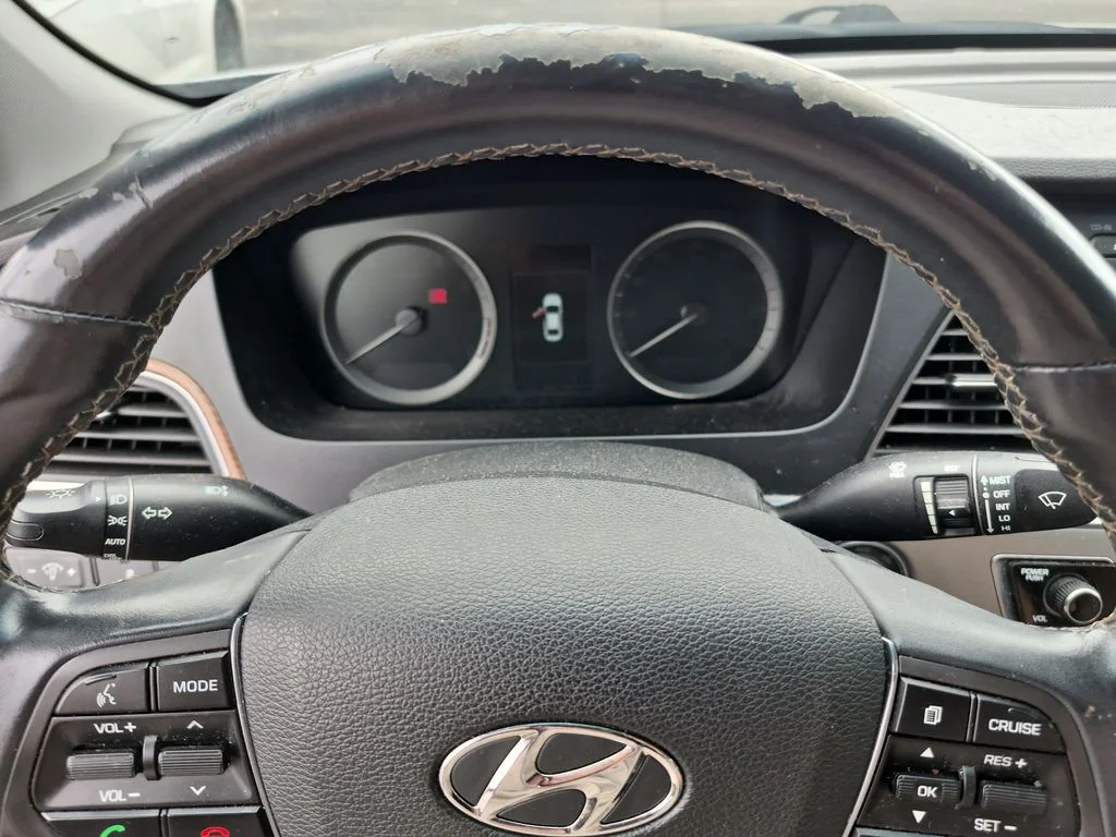 Used 2015 Shale Gray Metallic Hyundai Limited image 23