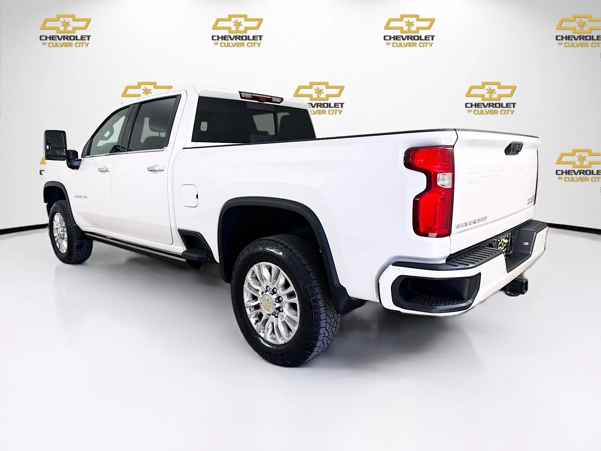 Used 2023 Iridescent Pearl Tricoat Chevrolet High Country image 6