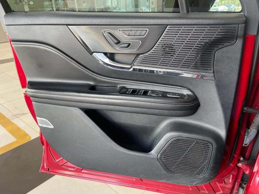 Used 2021 Red Lincoln Standard image 10