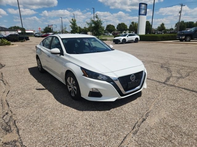 Used 2022 Glacier White Nissan 2.5 S image 3