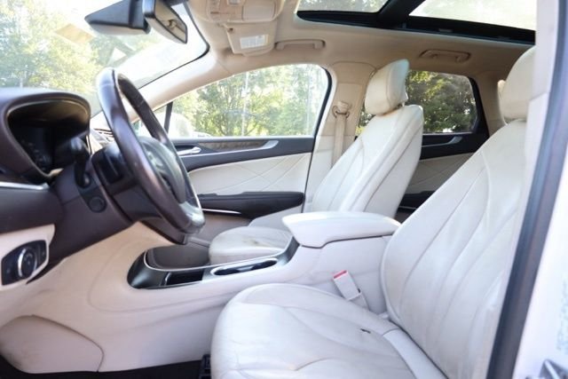 Used 2019 White Platinum Clearcoat Metallic Lincoln Reserve image 17