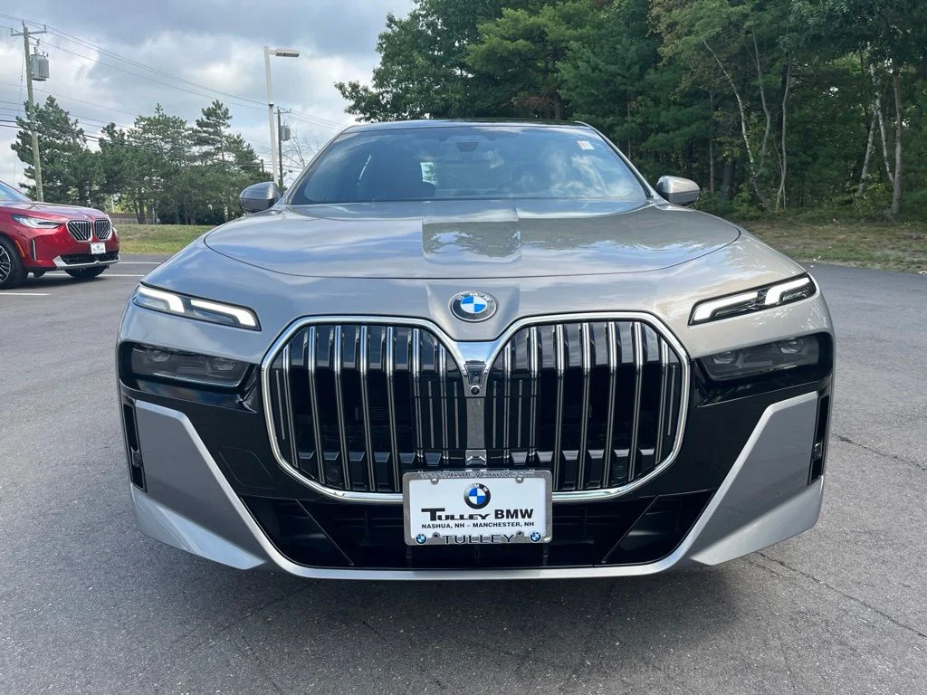 Used 2026 Oxide Grey Met BMW 740i xDrive image 2