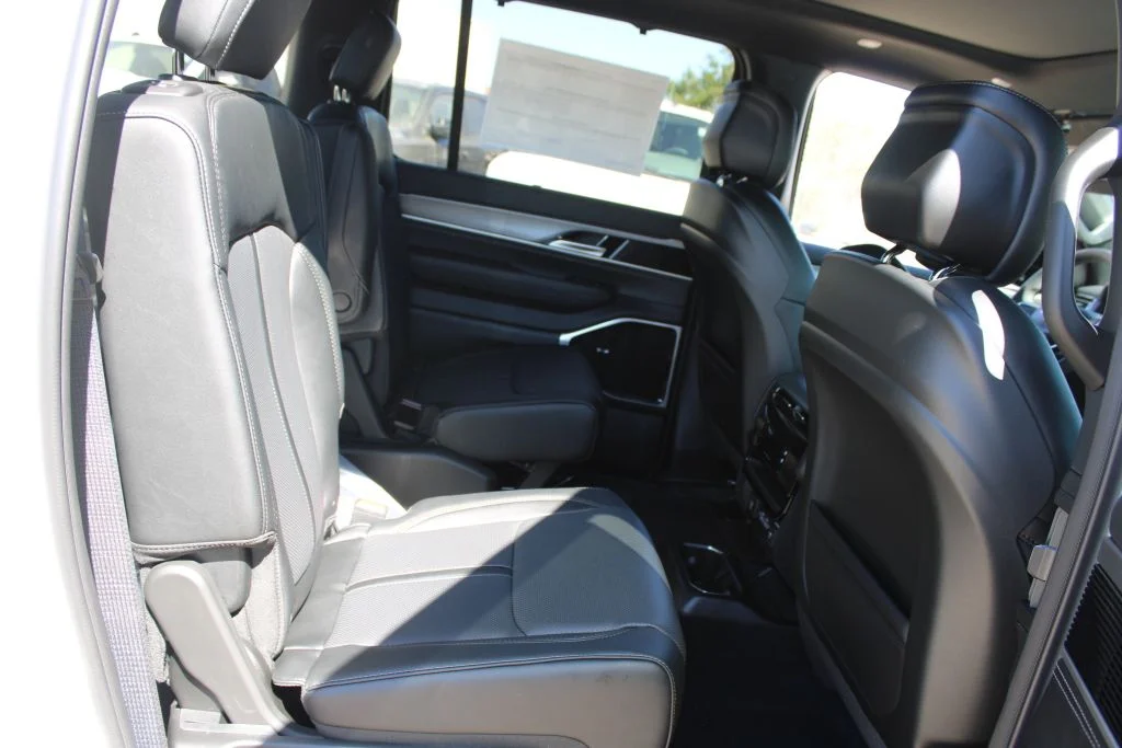 New 2026 Bright White Clear-Coat Exterior Paint Jeep Limited Reserve image 13