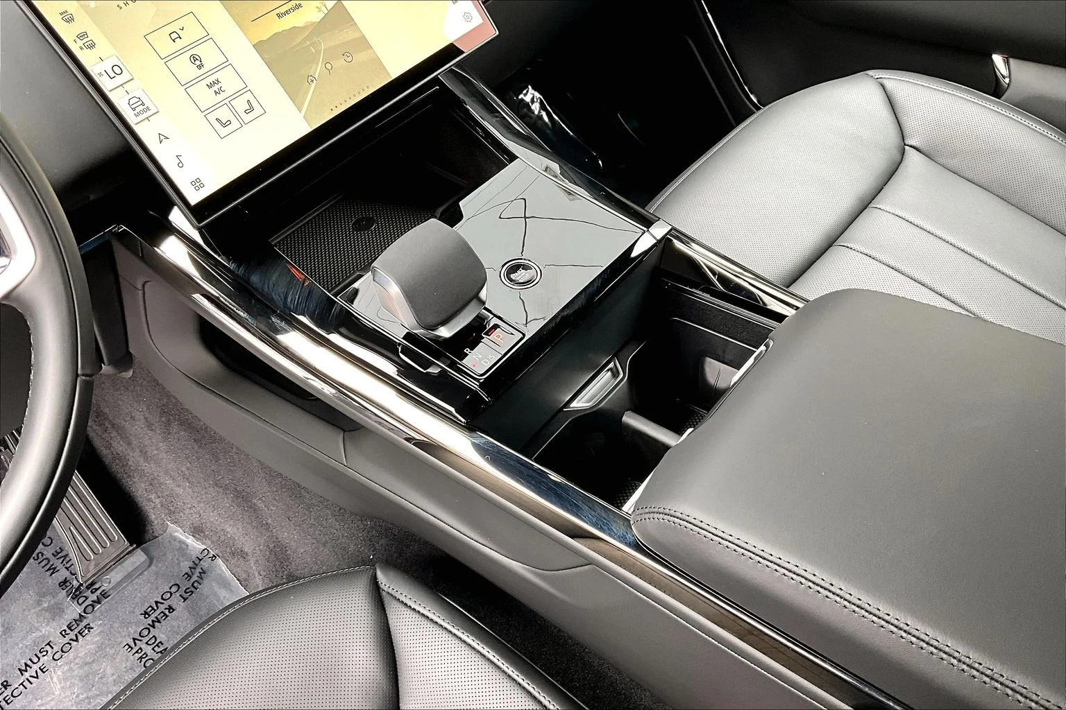 New 2026 Borasco Grey Land Rover SE image 8