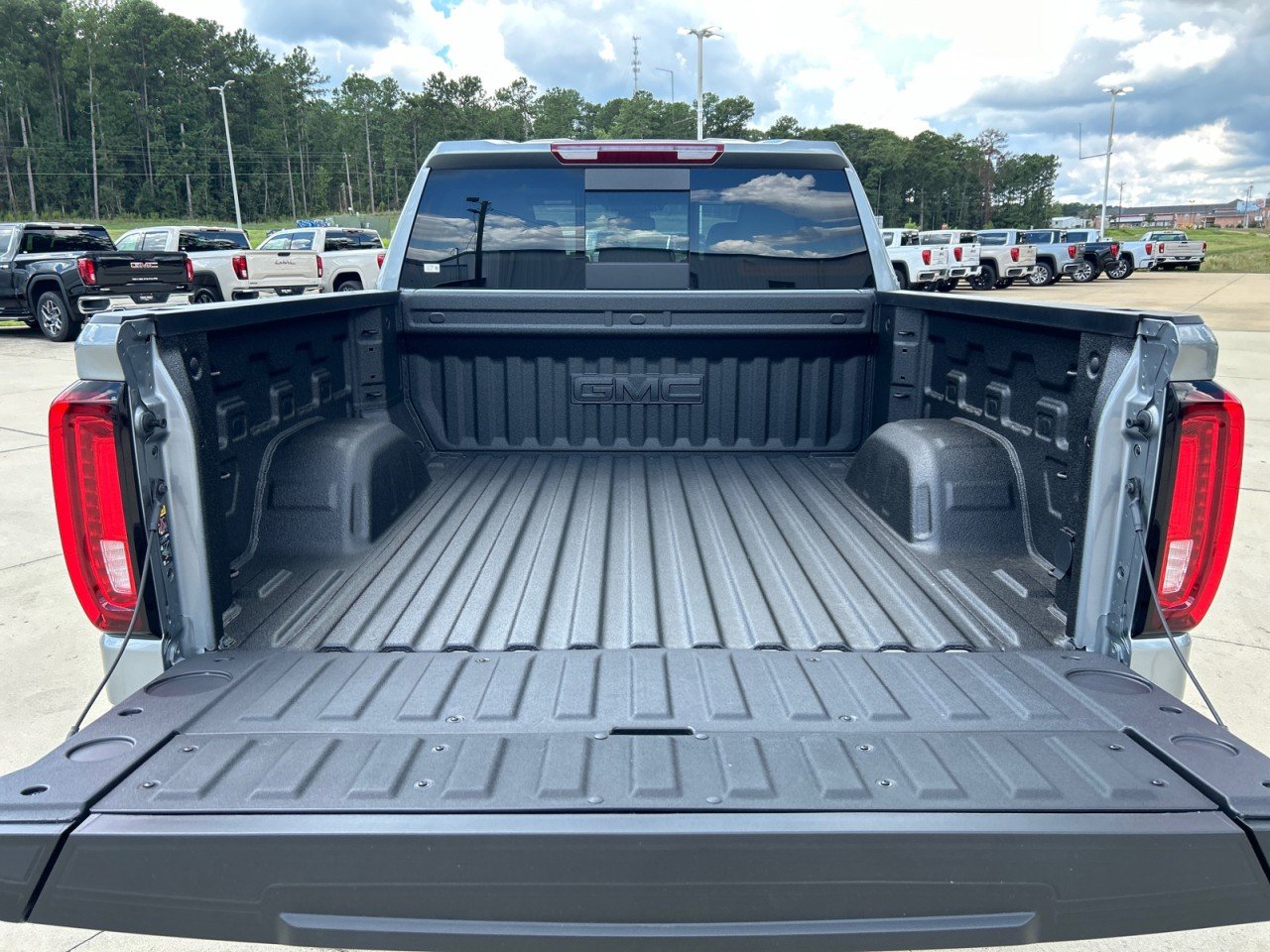 2026 GMC Sierra 1500 SLT - Photo 7