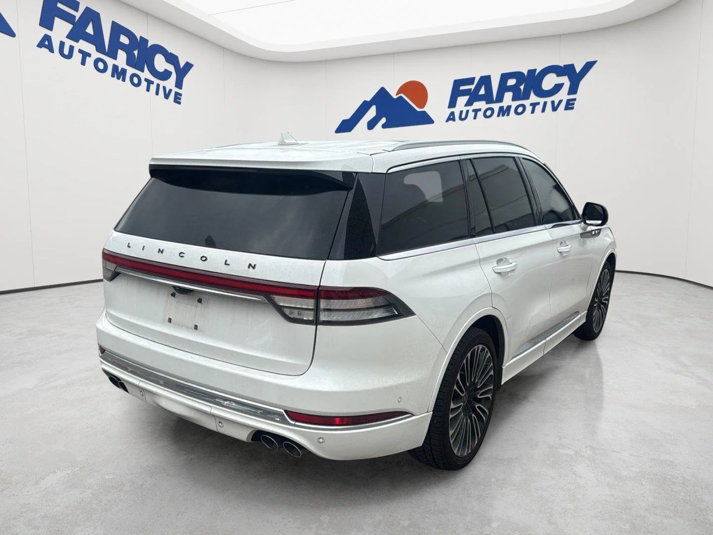 Used 2023 Pristine White Metallic Tri-Coat Lincoln Black Label image 5