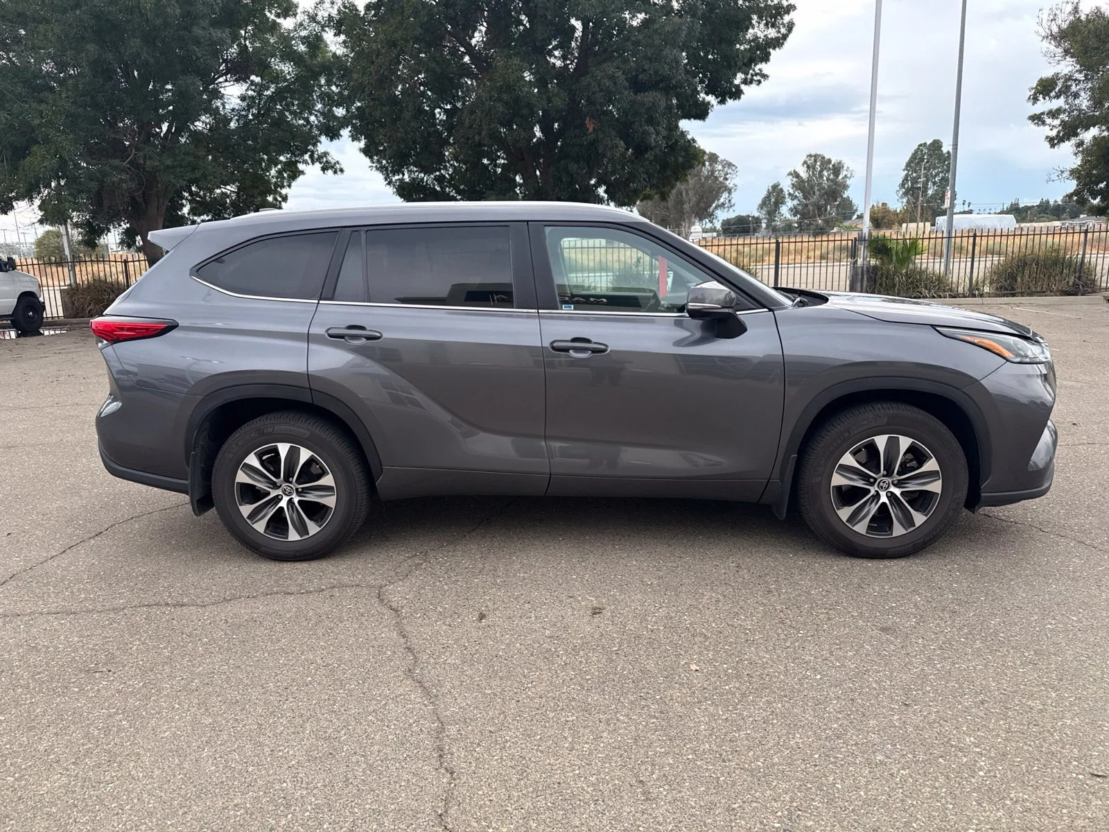 Used 2023  Toyota L image 2