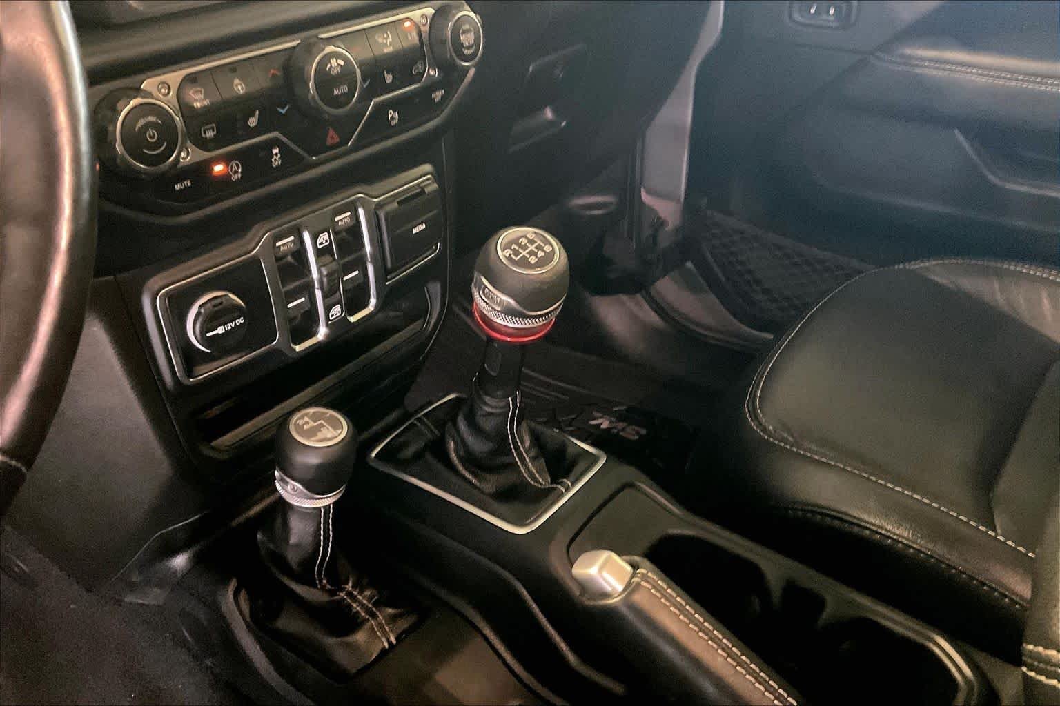 Used 2019 Billet Silver Metallic Clearcoat Jeep Sahara image 15
