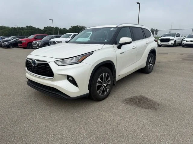 Used 2020 White Toyota XLE image 3