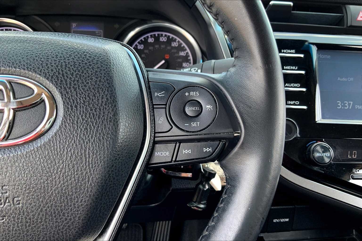 Used 2018 Super White Toyota SE image 24