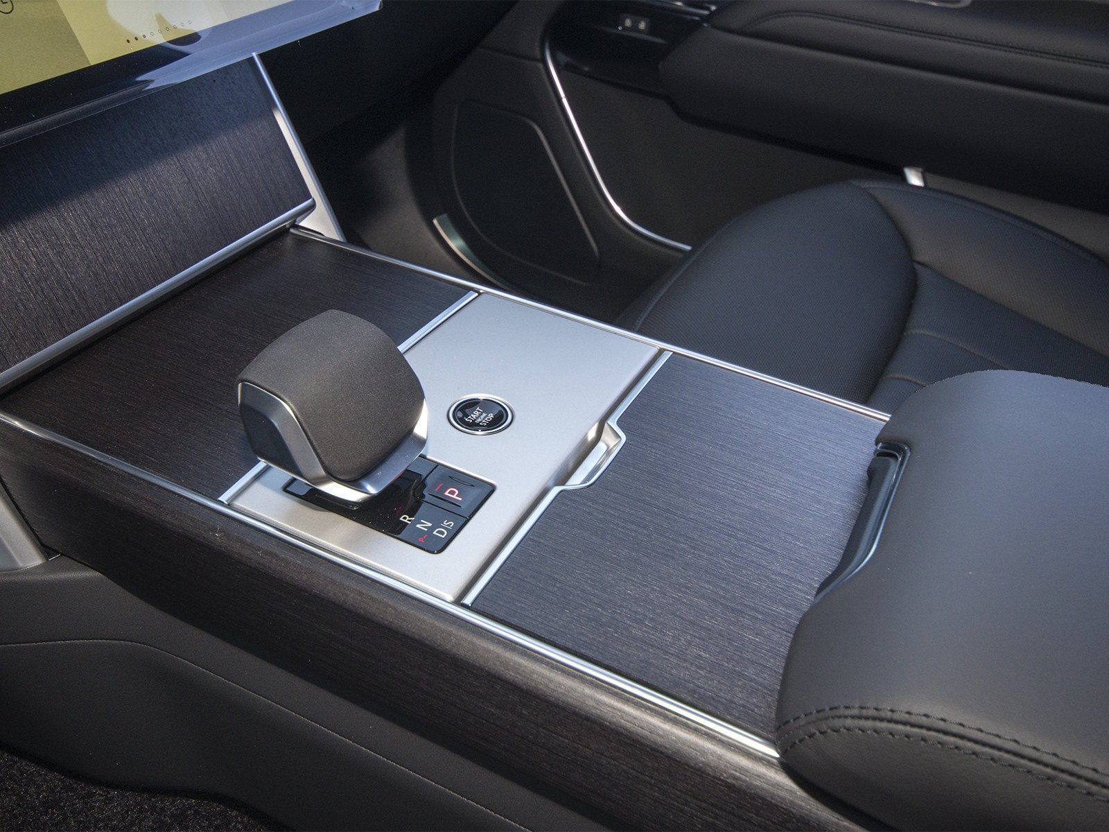 New 2026 Carpathian Grey Land Rover SE image 30