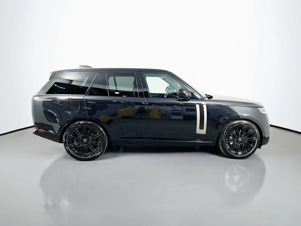 Used 2024 Santorini Black Metallic Land Rover SE image 4