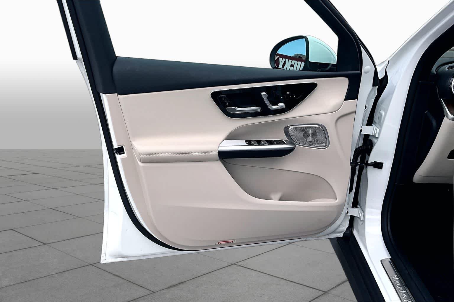 Used 2026 Polar White Mercedes-Benz GLC 300 image 42