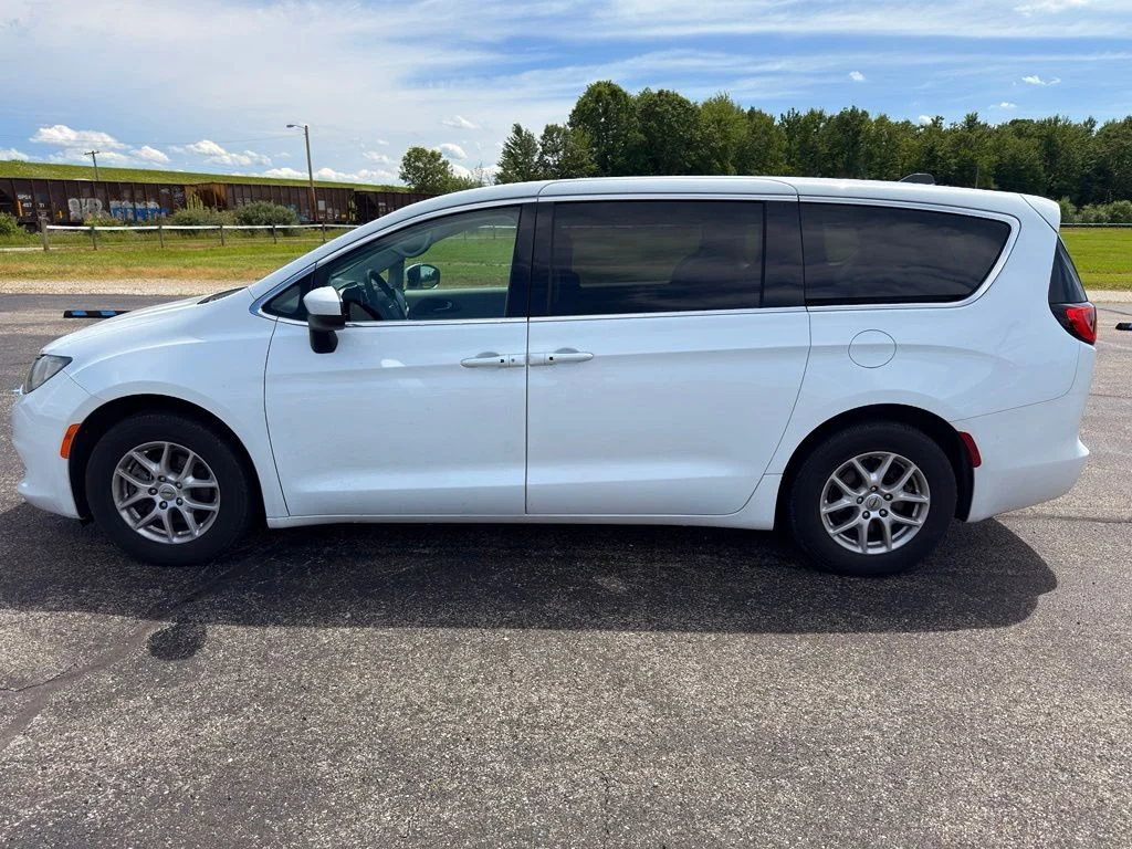 Used 2022 White Chrysler LX image 12