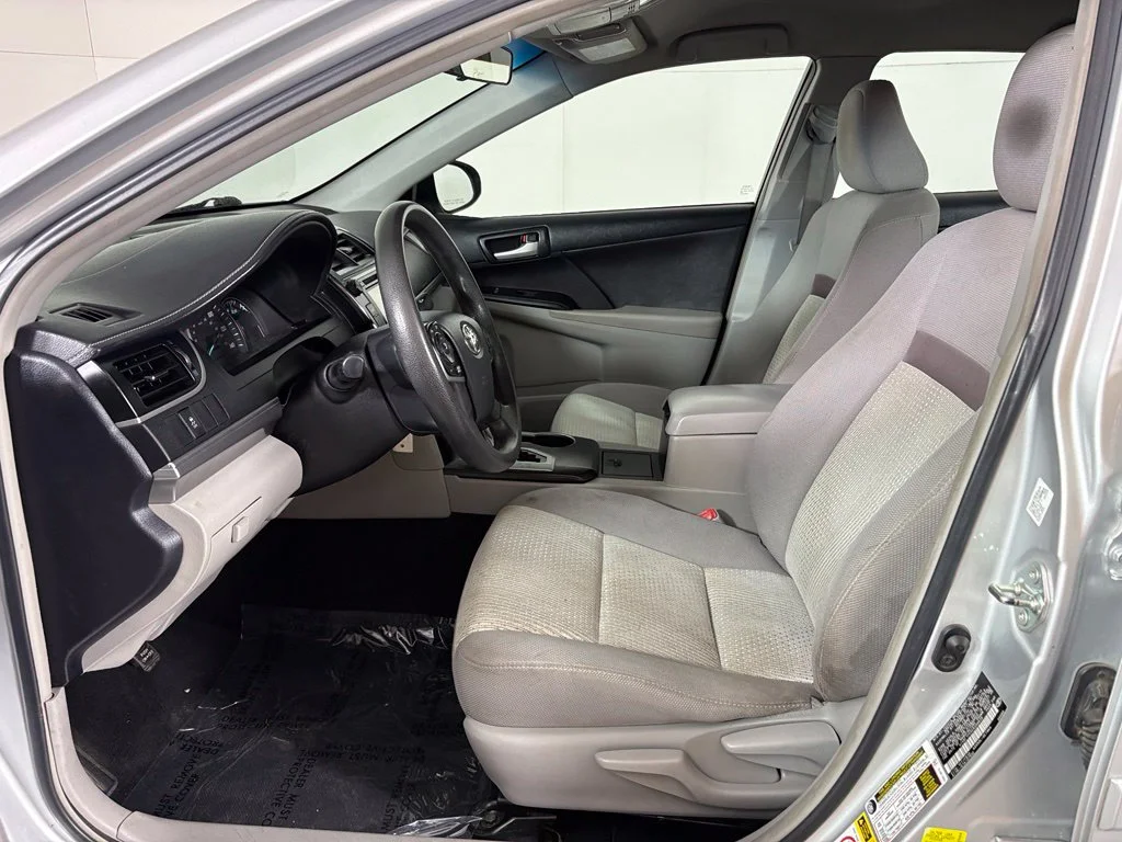 Used 2014 Silver Toyota LE image 14
