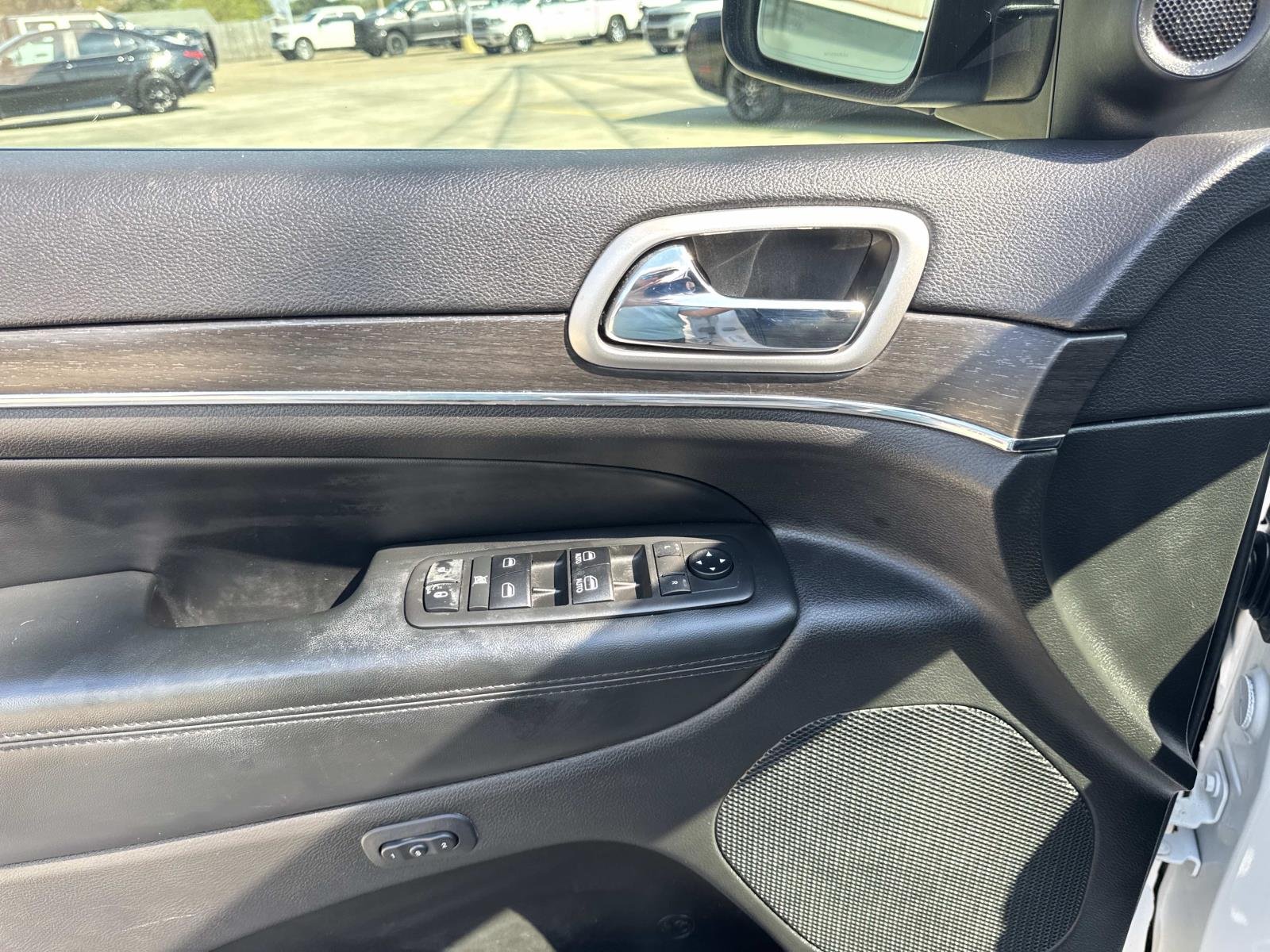 Used 2018 Bright White Clearcoat Jeep Limited image 19