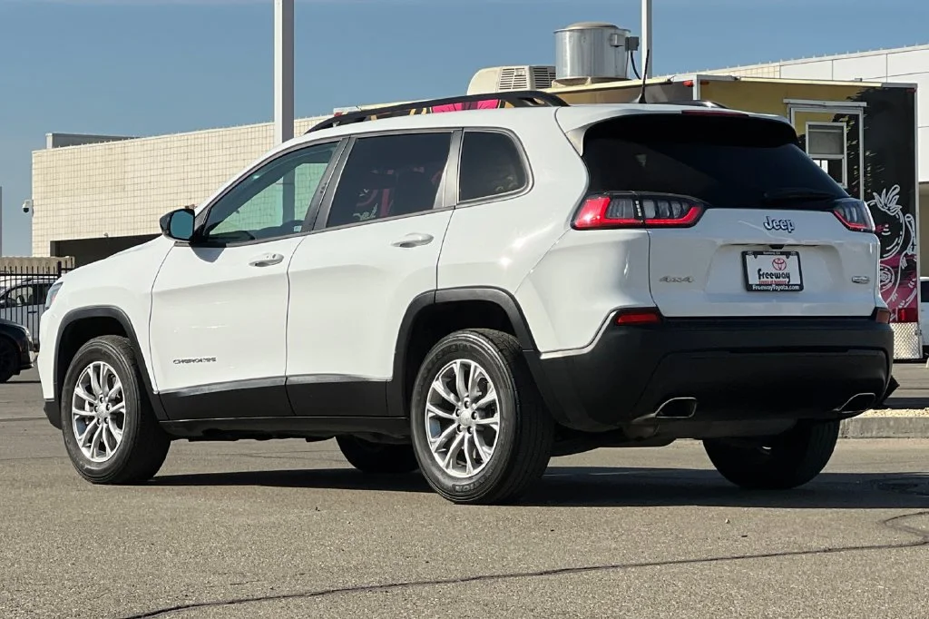 Used 2022 White Jeep Latitude Lux image 7