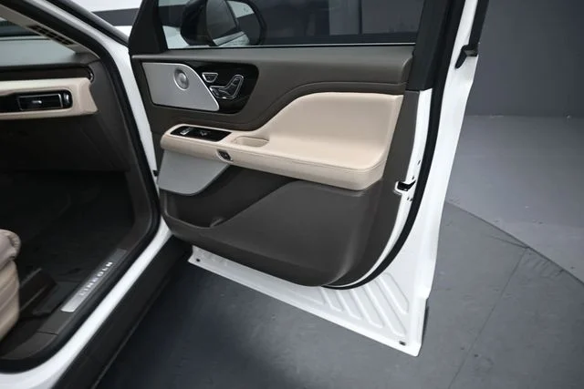 Used 2024 White Lincoln Reserve image 35