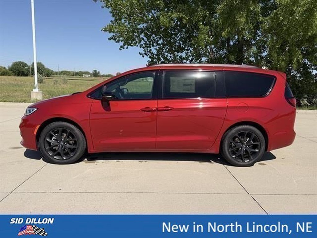 New 2026 Red Hot Pearl-Coat Exterior Paint Chrysler Select image 2