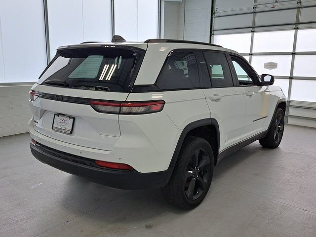 Used 2022 White Jeep Altitude image 5