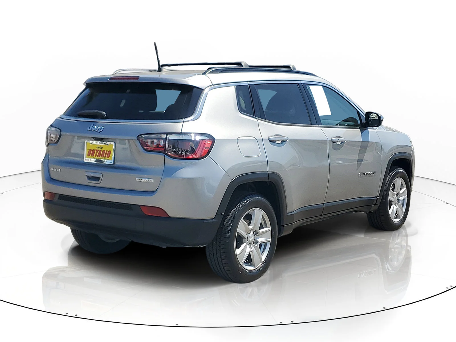 Certified Used 2022 Silver Jeep Latitude image 3